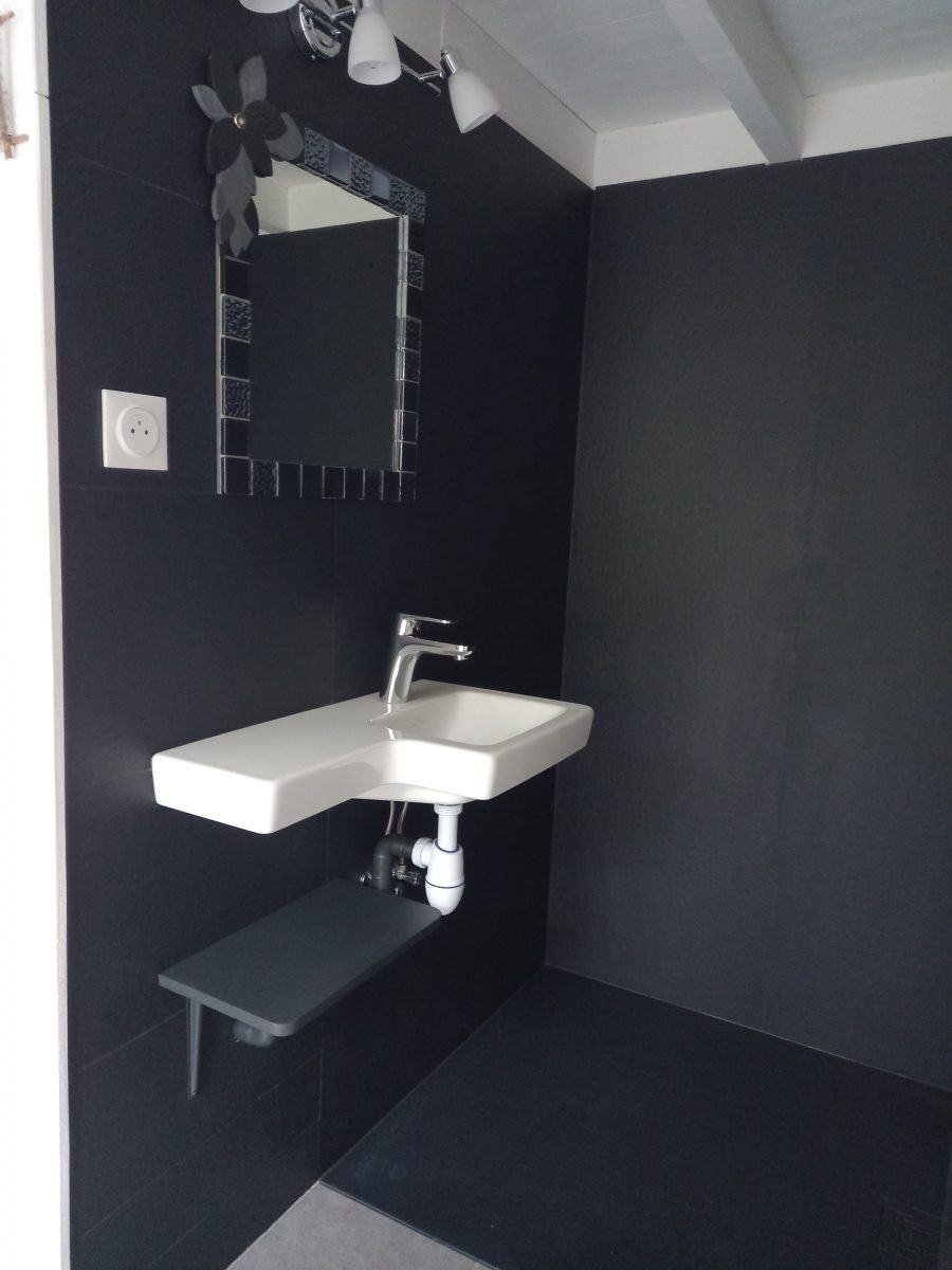 Le coin toilette avec douche italienne