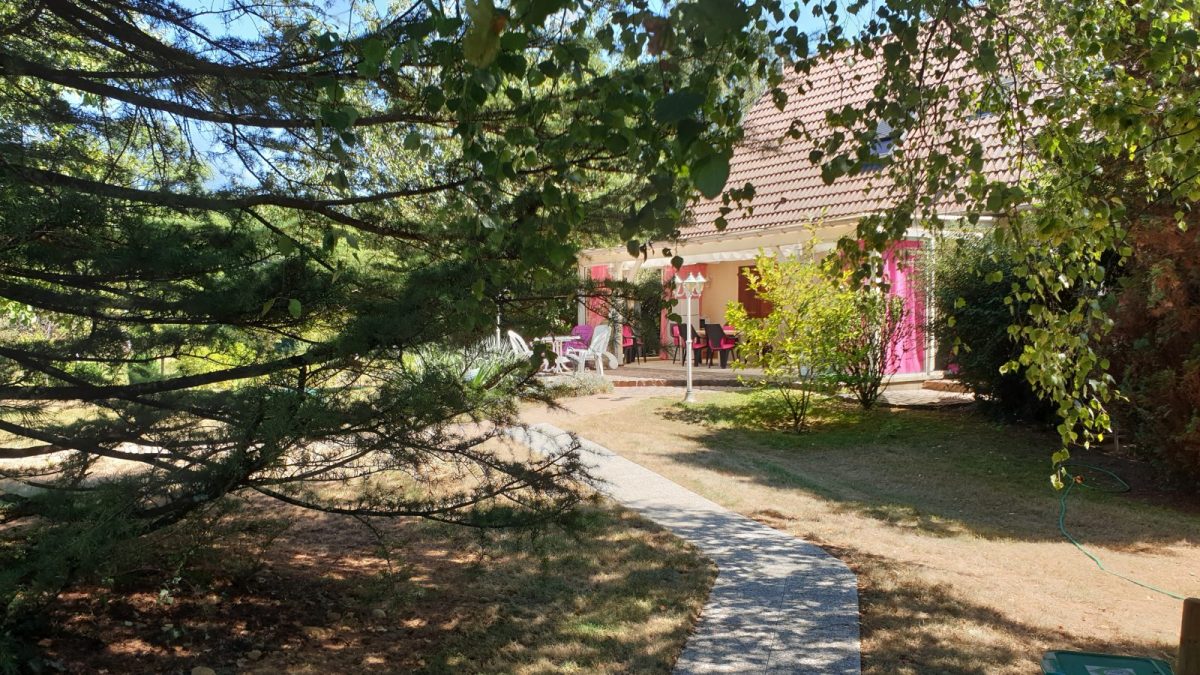 Des cabanes à la terrasse principale abritée