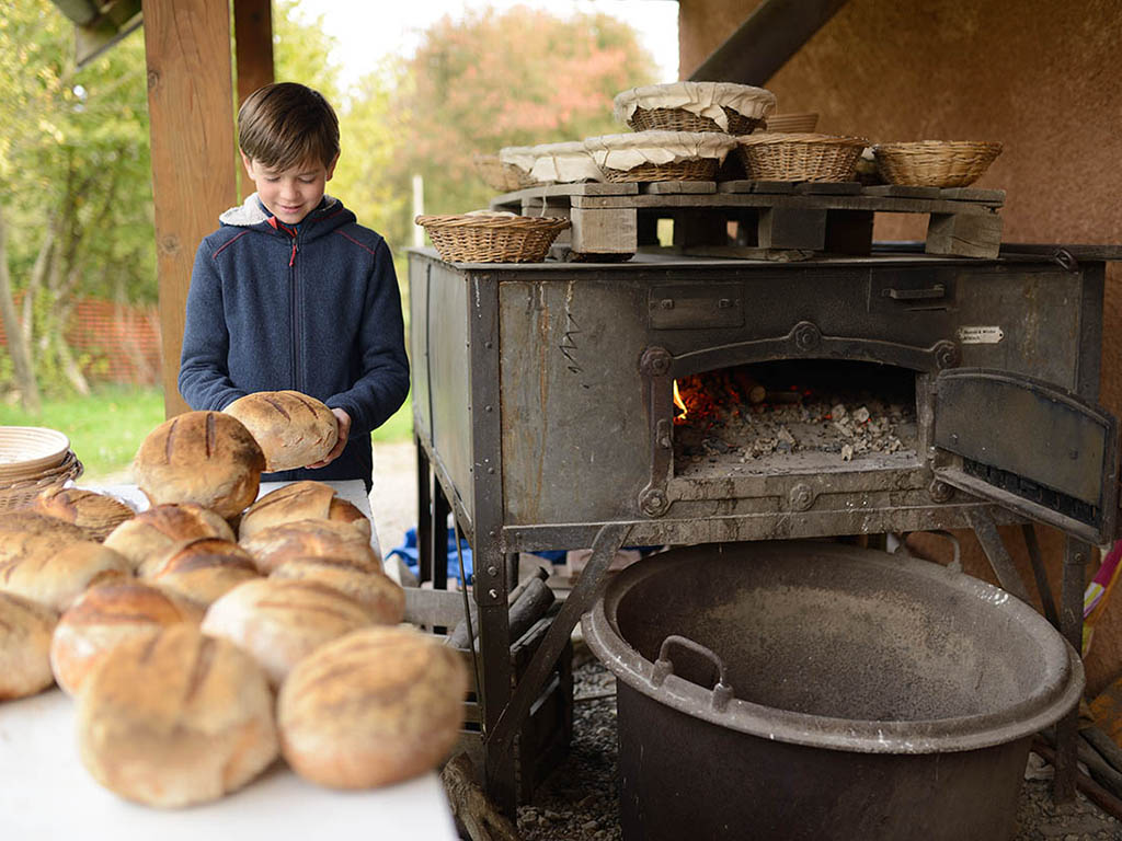 Fabrication du pain à la fête d’automne