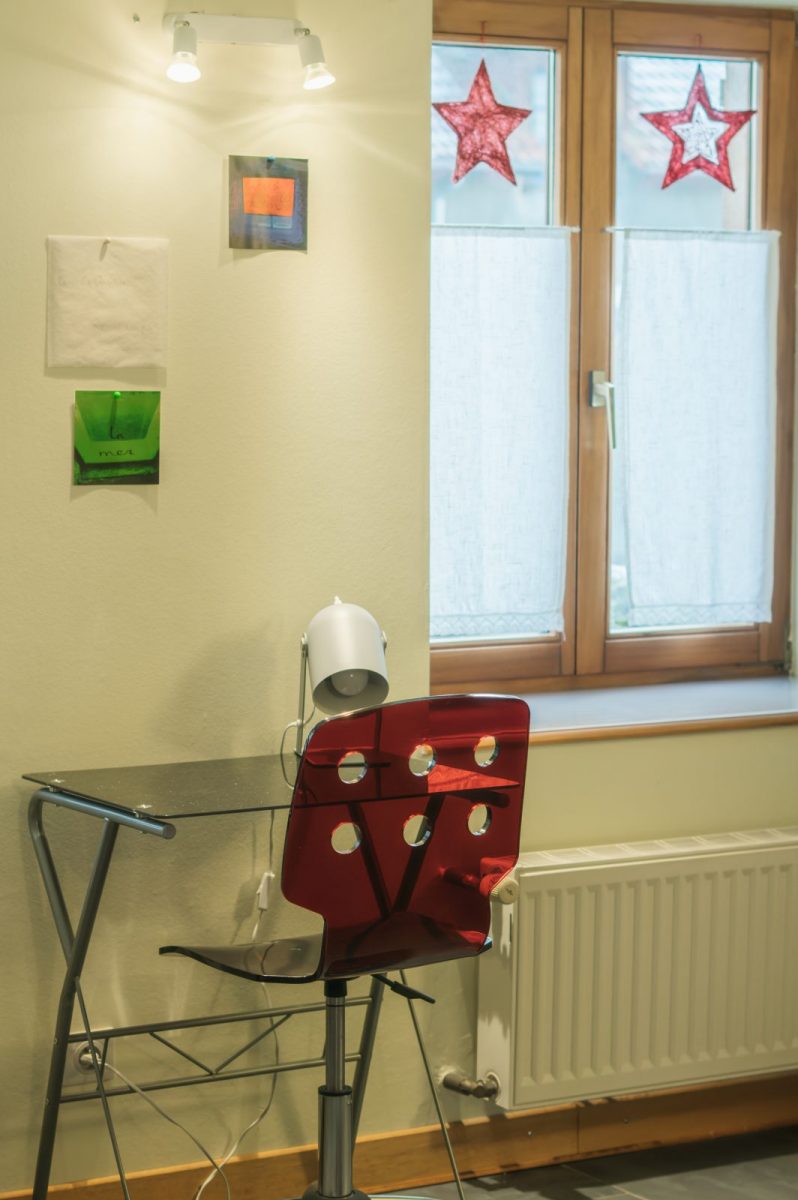 Dans le salon, le coin bureau