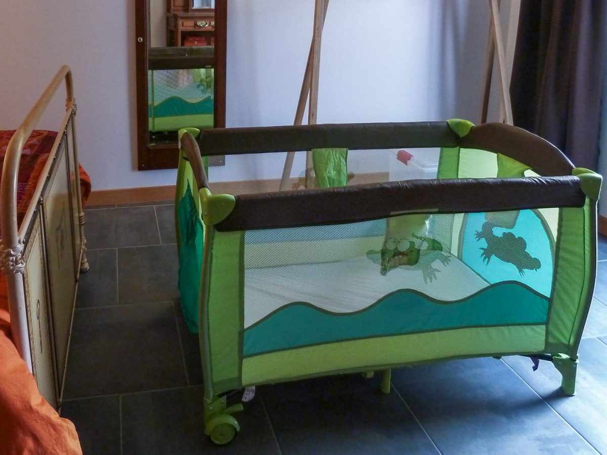 Lit parapluie dans la chambre (bébé de moins de 2 ans)