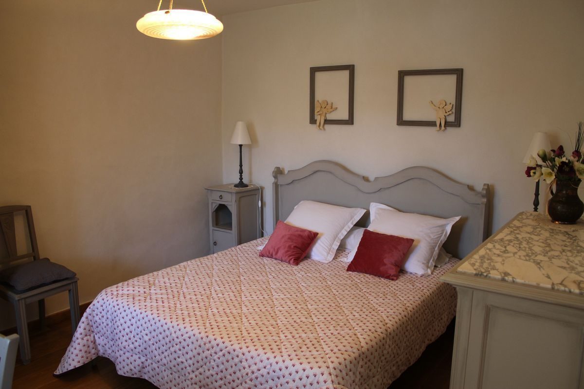 La chambre avec le lit de 160