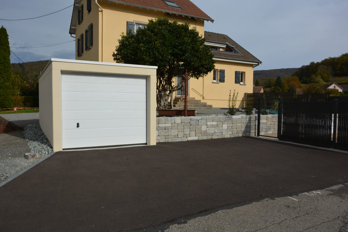 Vue du garage et du parking à l’usage exclusif des clients.