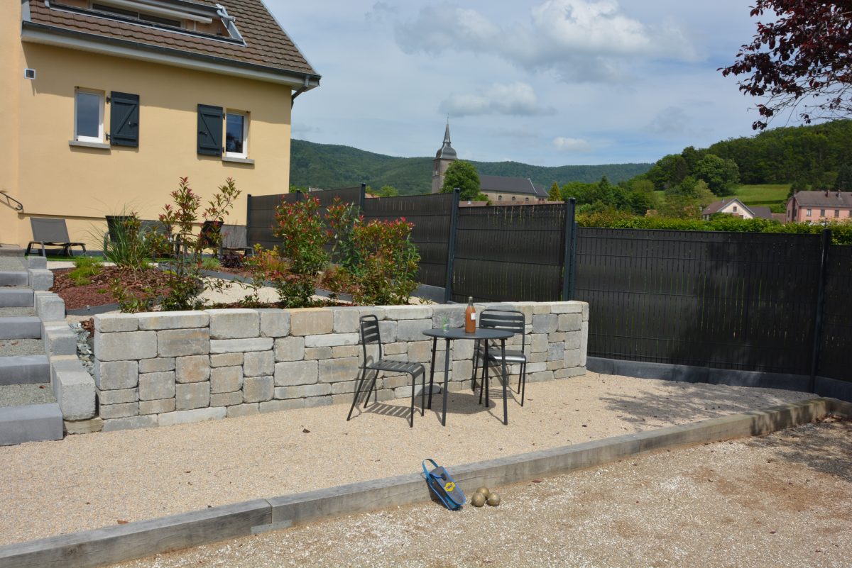 Espace détente à côté du terrain de pétanque