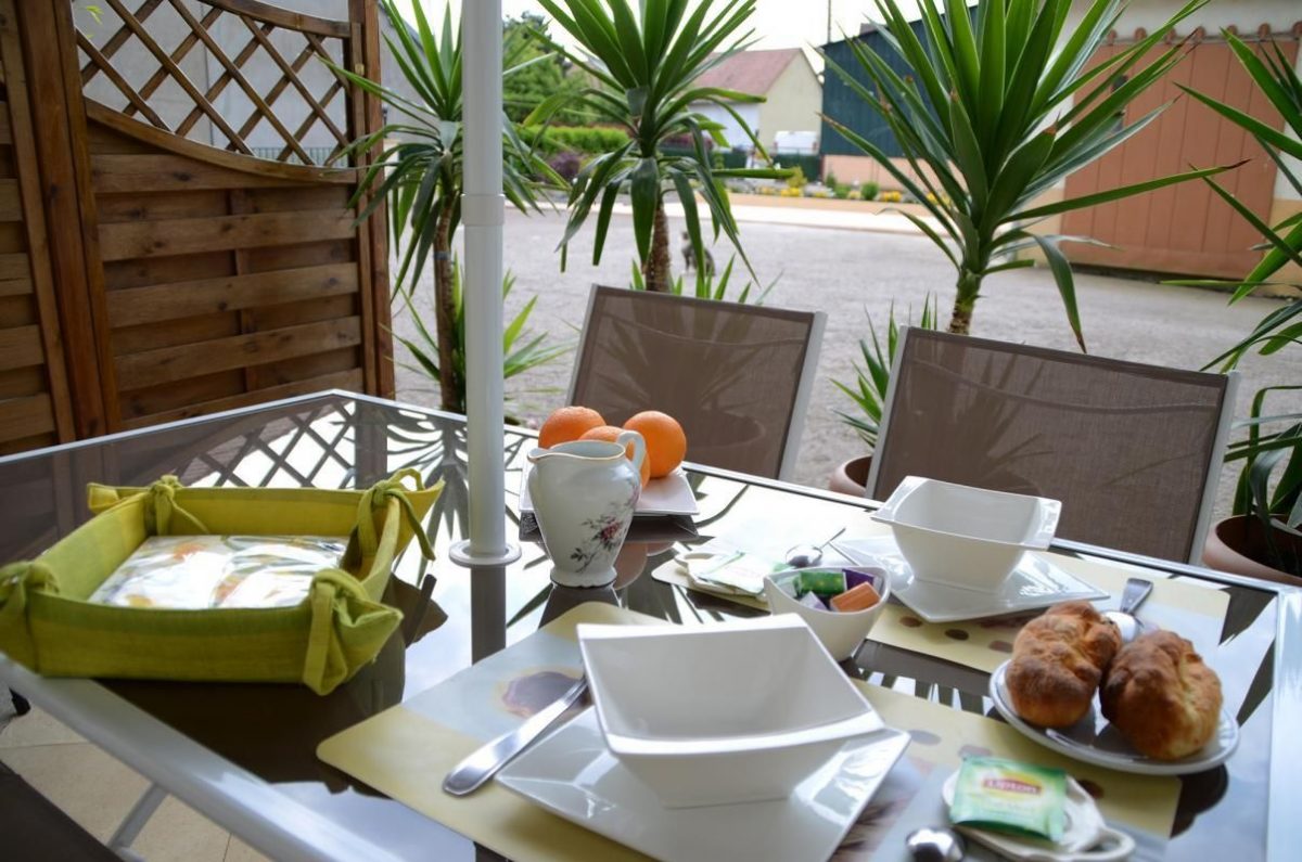 Le petit déjeuner en terrasse ensoleillée_5