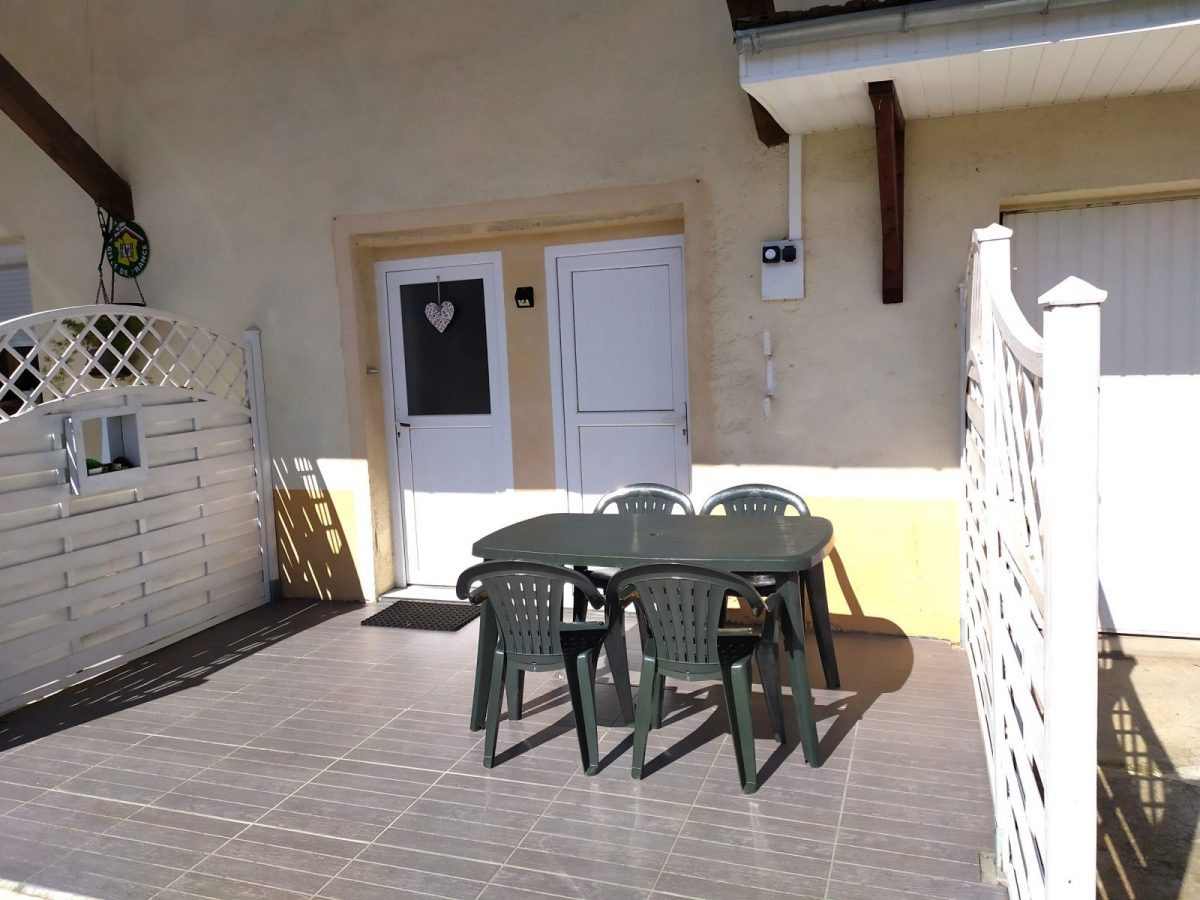 Entrée du Gîte avec terrasse couverte_14