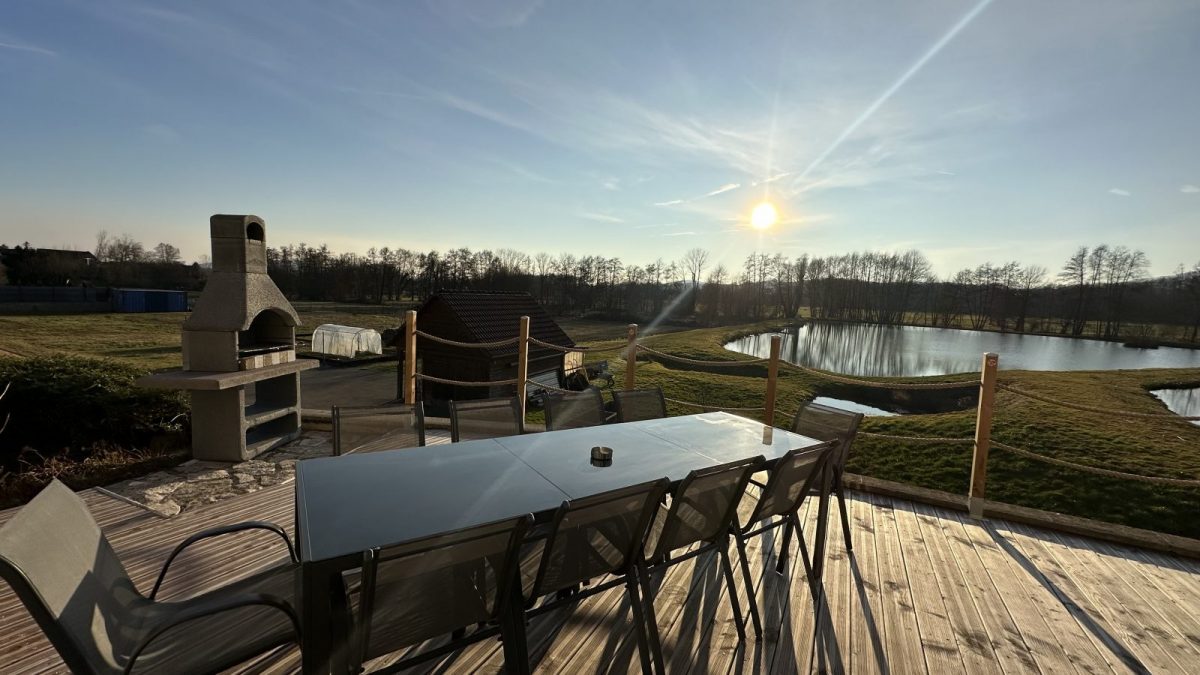 salon de jardin et barbecue