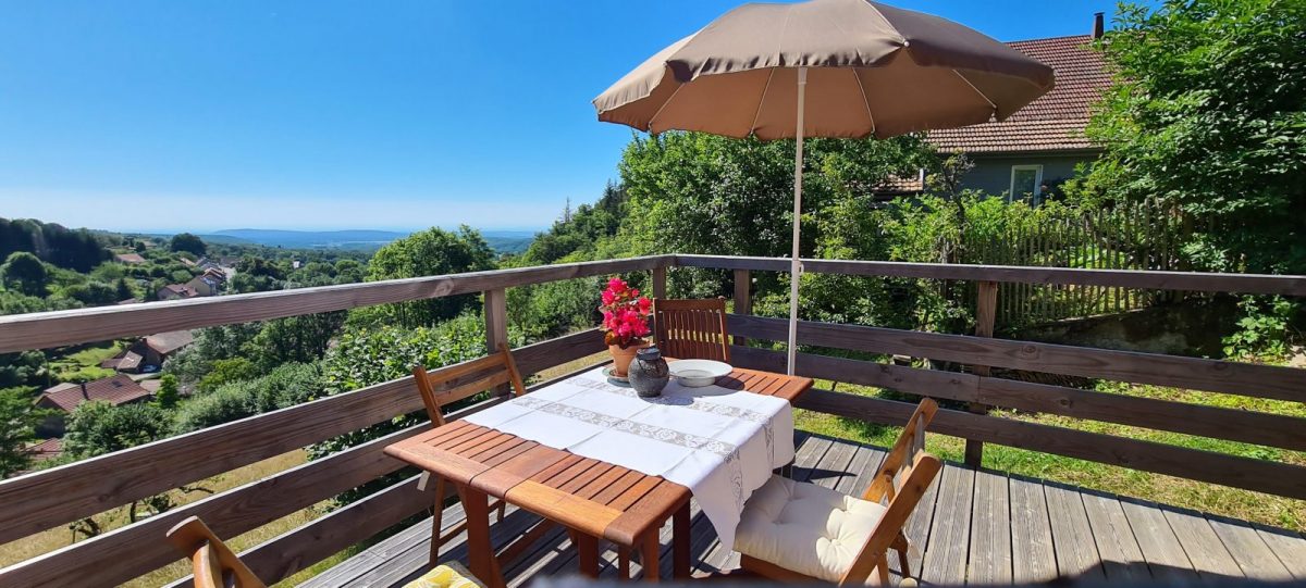 La table sur la terrasse