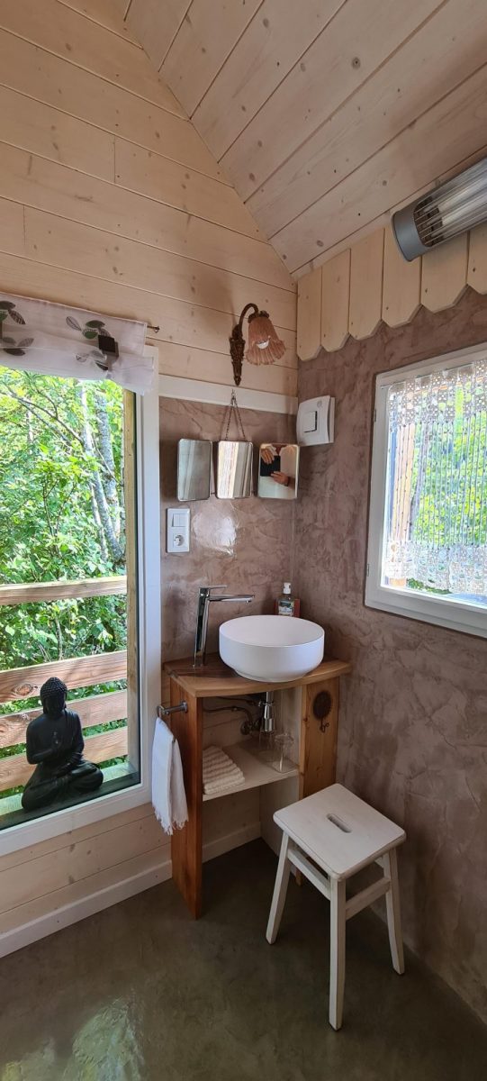 Le coin toilette avec vue sur les arbres